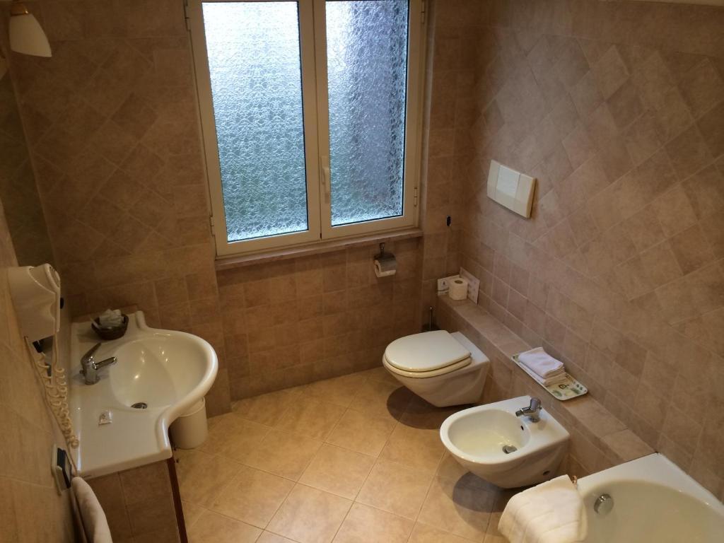 Clarice Hotel Castelnuovo Di Porto Ruang foto